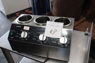 une cuisinière argentée avec trois feux sur le dessus