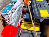 une boîte en carton remplie de nombreuses sortes de piles différentes