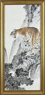 une image représentant un tigre sur une montagne, avec un arbre en arrière-plan