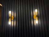 deux lumières situées sur le côté d'un immeuble