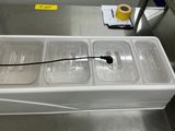 trois récipients en plastique munis d'un couvercle sur un tapis roulant