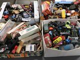 deux boîtes de petites voitures posées sur une table