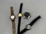 trois montres et une montre posées sur une surface blanche