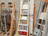 une échelle adossée au mur d'une pièce