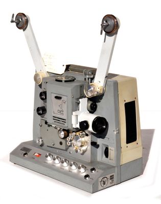 un vieux projecteur de cinéma posé sur une table
