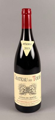 une bouteille de vin posée sur une table