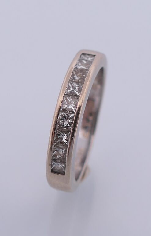 Demi alliance en or gris 750 avec 9 diamants taille princesse - TDD 51