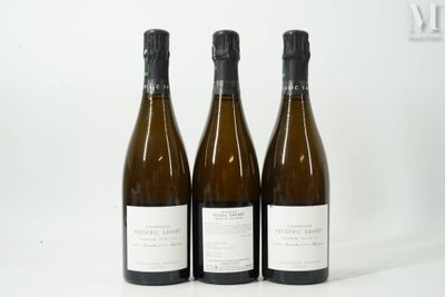 trois bouteilles de vin posées l'une à côté de l'autre sur une table