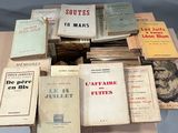 plusieurs livres sont empilés sur une table