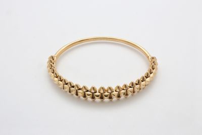 un gros plan d'un bracelet en or orné de petites perles