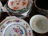 de nombreuses assiettes et bols posés ensemble sur une table