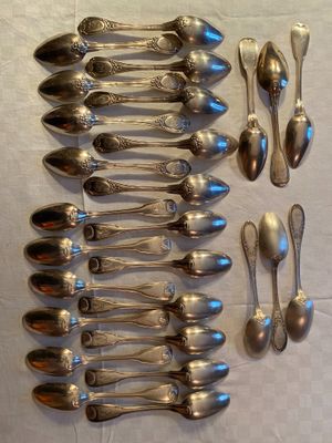 many spoons and spoon spoons laid out on a table