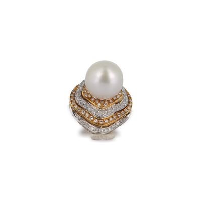 gros plan d'une bague en perles et diamants sur fond blanc