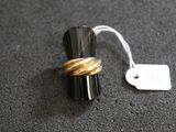 une bague posée par terre à côté d'une étiquette