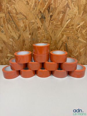 plusieurs rouleaux de ruban adhésif orange empilés les uns sur les autres