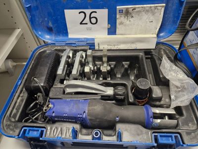 une mallette à outils bleue contenant des outils