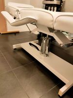 UNE TABLE DE MASSAGE SIMILI CUIR BLANC ( TACHES) (photo 2)