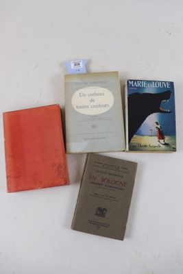 plusieurs livres sont posés les uns à côté des autres sur une surface blanche