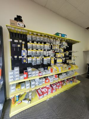 Quatre présentoirs en métal laqué noir et jaune