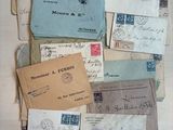 de nombreuses vieilles lettres et enveloppes disposées sur une table