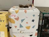 une boîte de vin posée sur une étagère dans un magasin