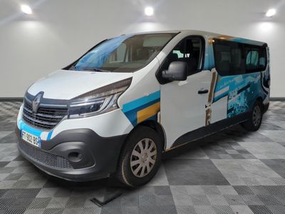 une photo d'une camionnette garée dans un garage