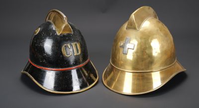 une paire de casques de pompiers sur fond noir
