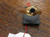 une bague en or surmontée d'une pierre noire