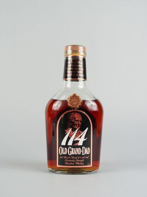 une photo d'une bouteille de bourbon « Old Grand Head » posée sur une table