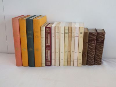les livres sont alignés sur une surface blanche
