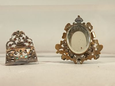 Un porte souvenir anciennement monté en pendentif en métal à…