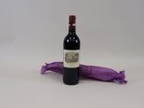 une bouteille de vin posée à côté d'un sac violet