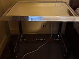 un bureau sur lequel est posé un miroir, dans une pièce