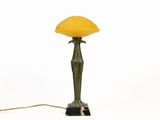 une photo d'une lampe de table surmontée d'un abat-jour jaune