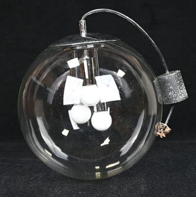 une décoration en verre contenant une horloge, sur fond noir
