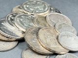 une pile de pièces posées les unes à côté des autres sur une table