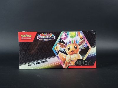 la boîte est vide et prête à être ouverte sur la table