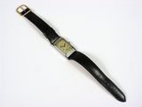 une photo d'une montre-bracelet avec un bracelet en cuir noir