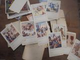 beaucoup de cartes posées sur la table, avec des images dessus
