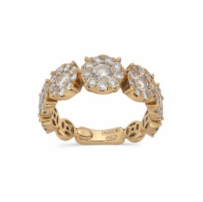 une bague en or jaune sertie d'un bouquet de diamants blancs