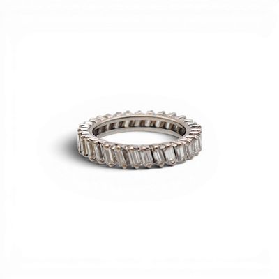 gros plan d'une bague en diamant sur fond blanc