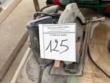 la photo d'une table sur laquelle sont posés de nombreux outils
