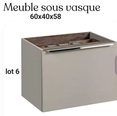 une photo d'une salle de bains avec des toilettes et un lavabo