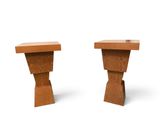 une paire de tables d'appoint en bois posées sur une surface blanche, avec un fond blanc