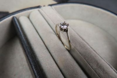 Bague en or blanc (750/1000e) ornée d'un diamant d'environ 0…