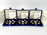un ensemble de quatre pièces d'argent et d'or dans un étui bleu