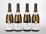 trois bouteilles de vin posées sur une table blanche