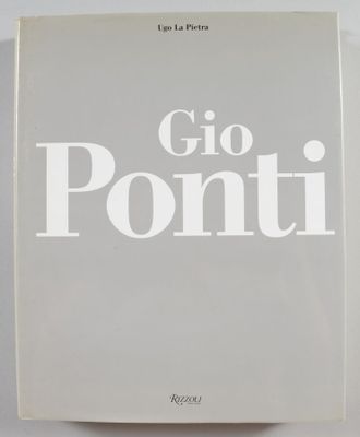 un livre blanc sur lequel est écrit « go ponii »