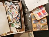 une boîte remplie de timbres posée sur une table