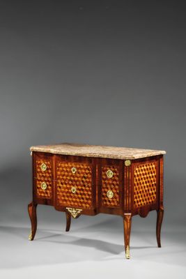 une commode ancienne avec un plateau en marbre